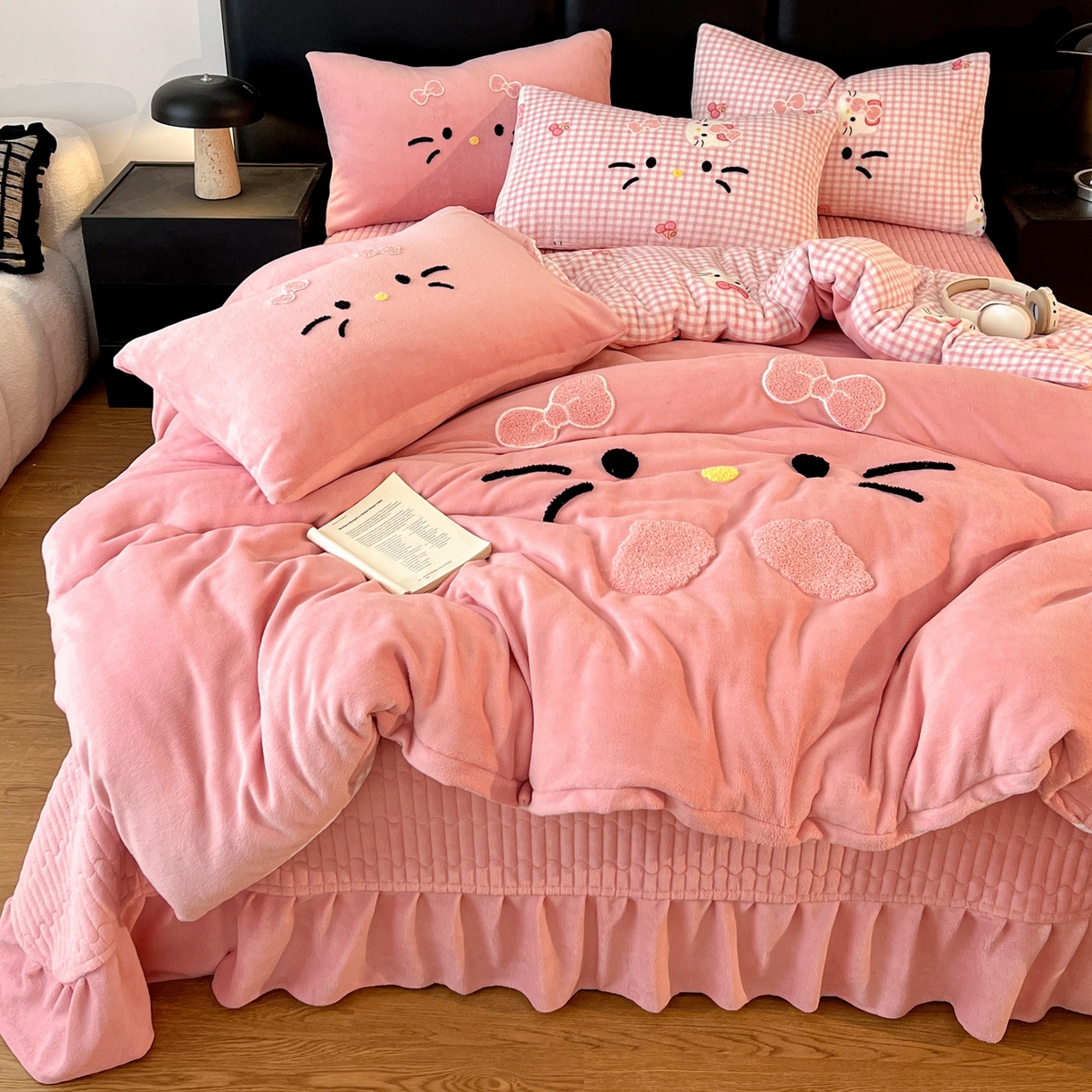 91家纺网 家纺一手货源 找家纺 （总）富米莱（原臻工厂） 2025新款牛奶绒猫咪毛巾绣床盖床裙四件套