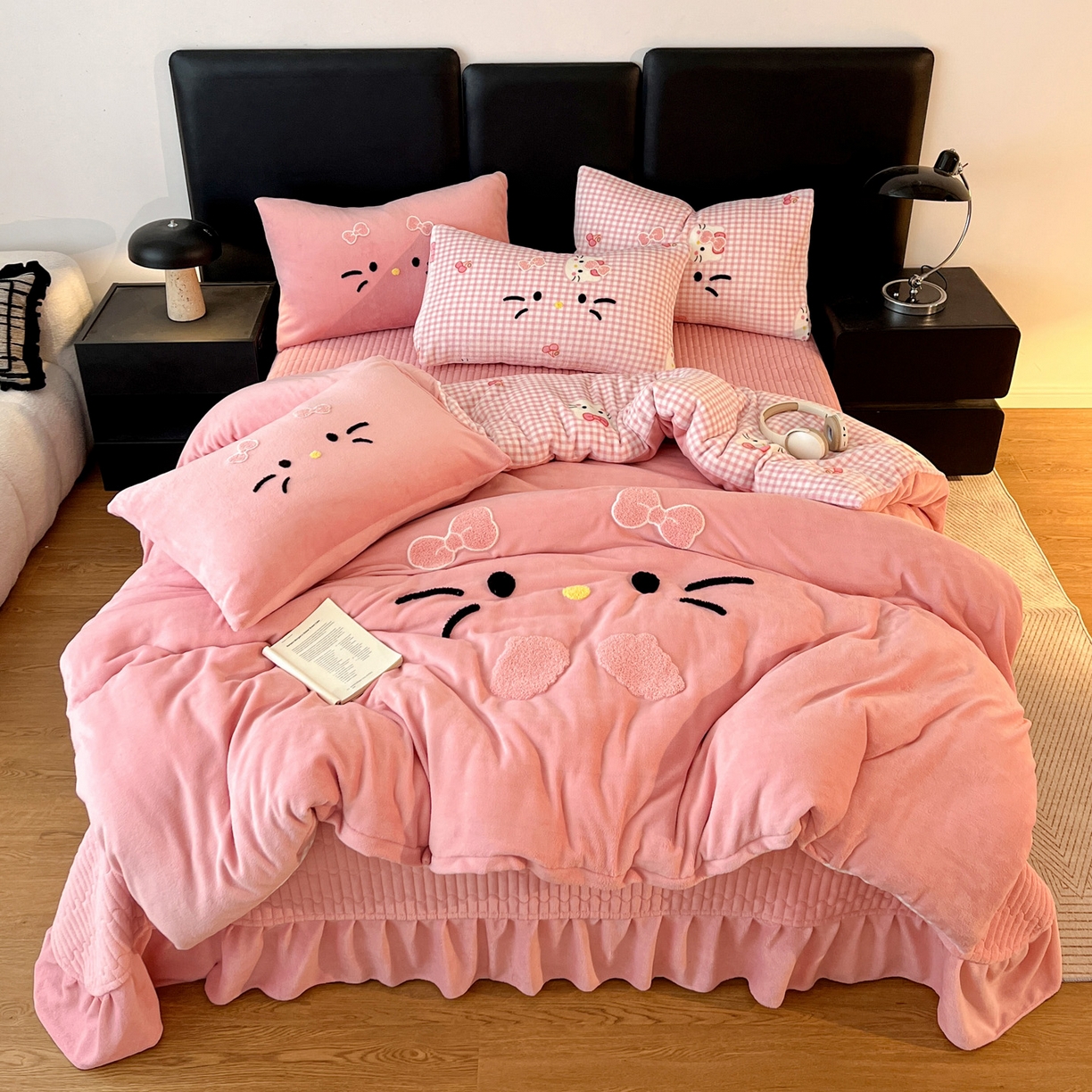 91家纺网 家纺一手货源 找家纺 （总）富米莱（原臻工厂） 2025新款牛奶绒猫咪毛巾绣床盖床裙四件套