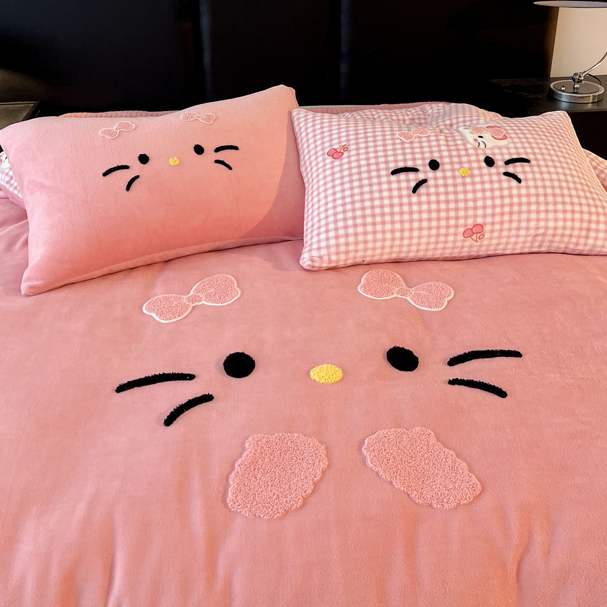 91家纺网 家纺一手货源 找家纺 （总）富米莱（原臻工厂） 2025新款牛奶绒猫咪毛巾绣床盖床裙四件套