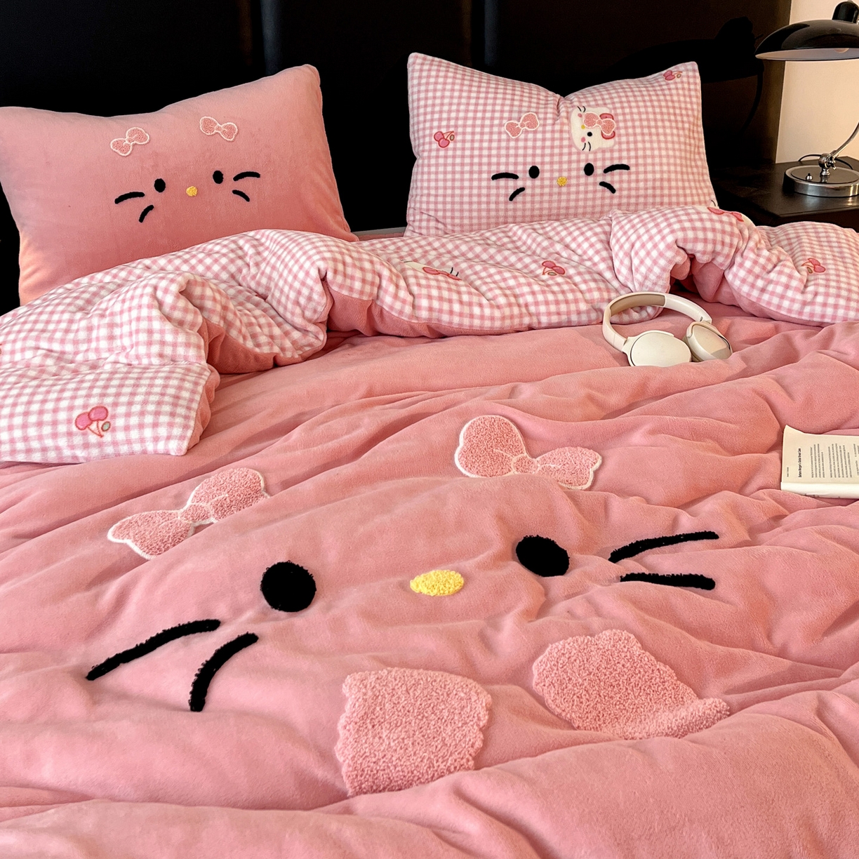 91家纺网 家纺一手货源 找家纺 （总）富米莱（原臻工厂） 2025新款牛奶绒猫咪毛巾绣床盖床裙四件套