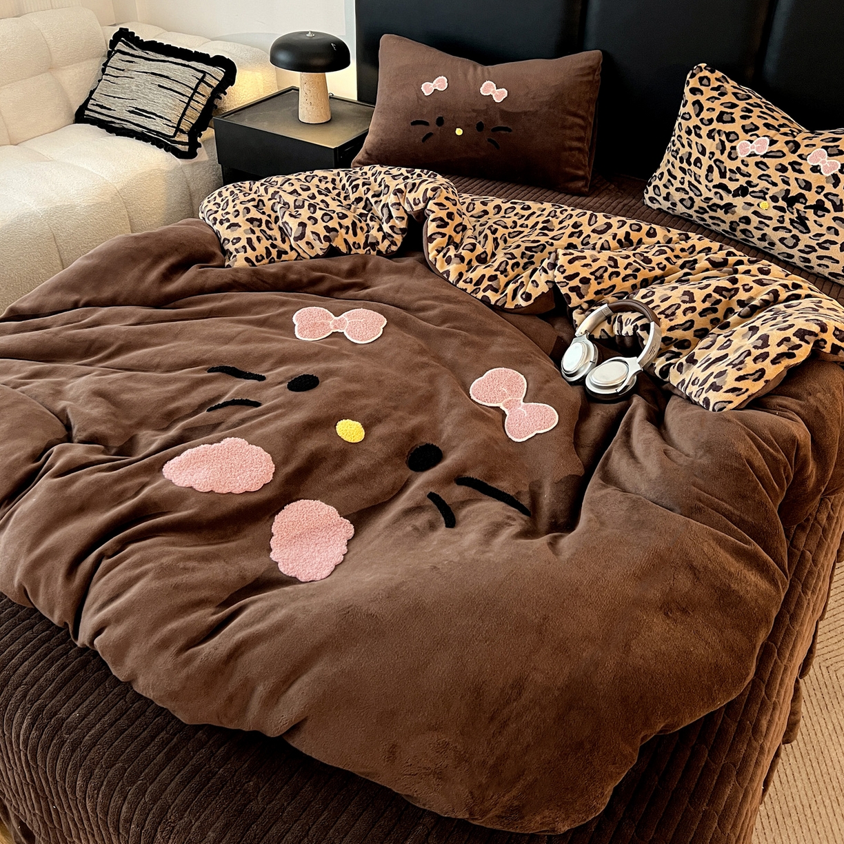 91家纺网 家纺一手货源 找家纺 （总）富米莱（原臻工厂） 2025新款牛奶绒猫咪毛巾绣床盖床裙四件套