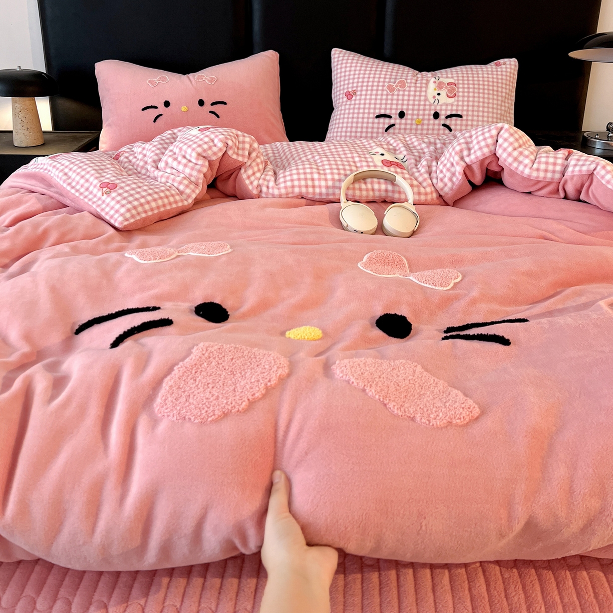 91家纺网 家纺一手货源 找家纺 （总）富米莱（原臻工厂） 2025新款牛奶绒猫咪毛巾绣床盖床裙四件套