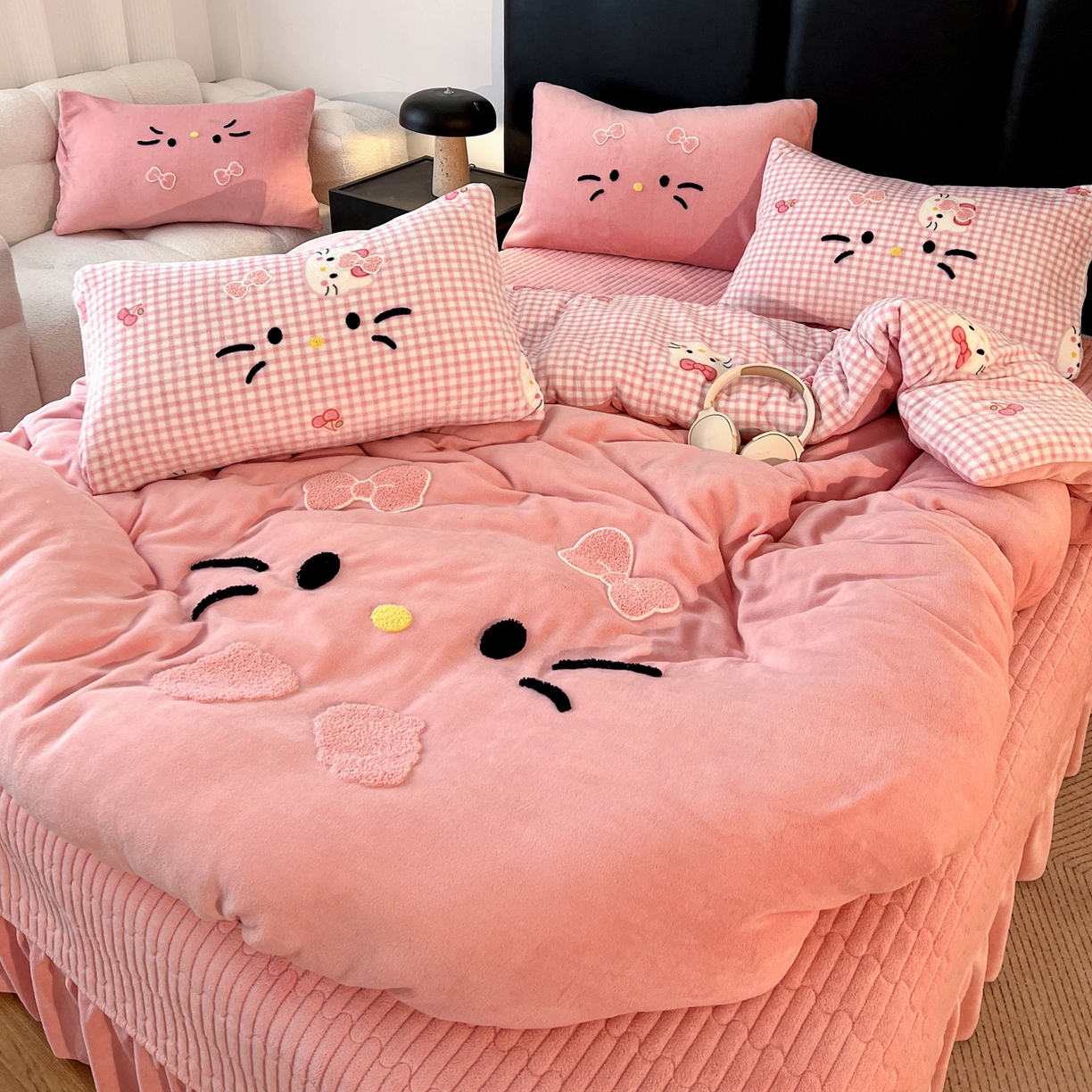 91家纺网 家纺一手货源 找家纺 （总）富米莱（原臻工厂） 2025新款牛奶绒猫咪毛巾绣床盖床裙四件套