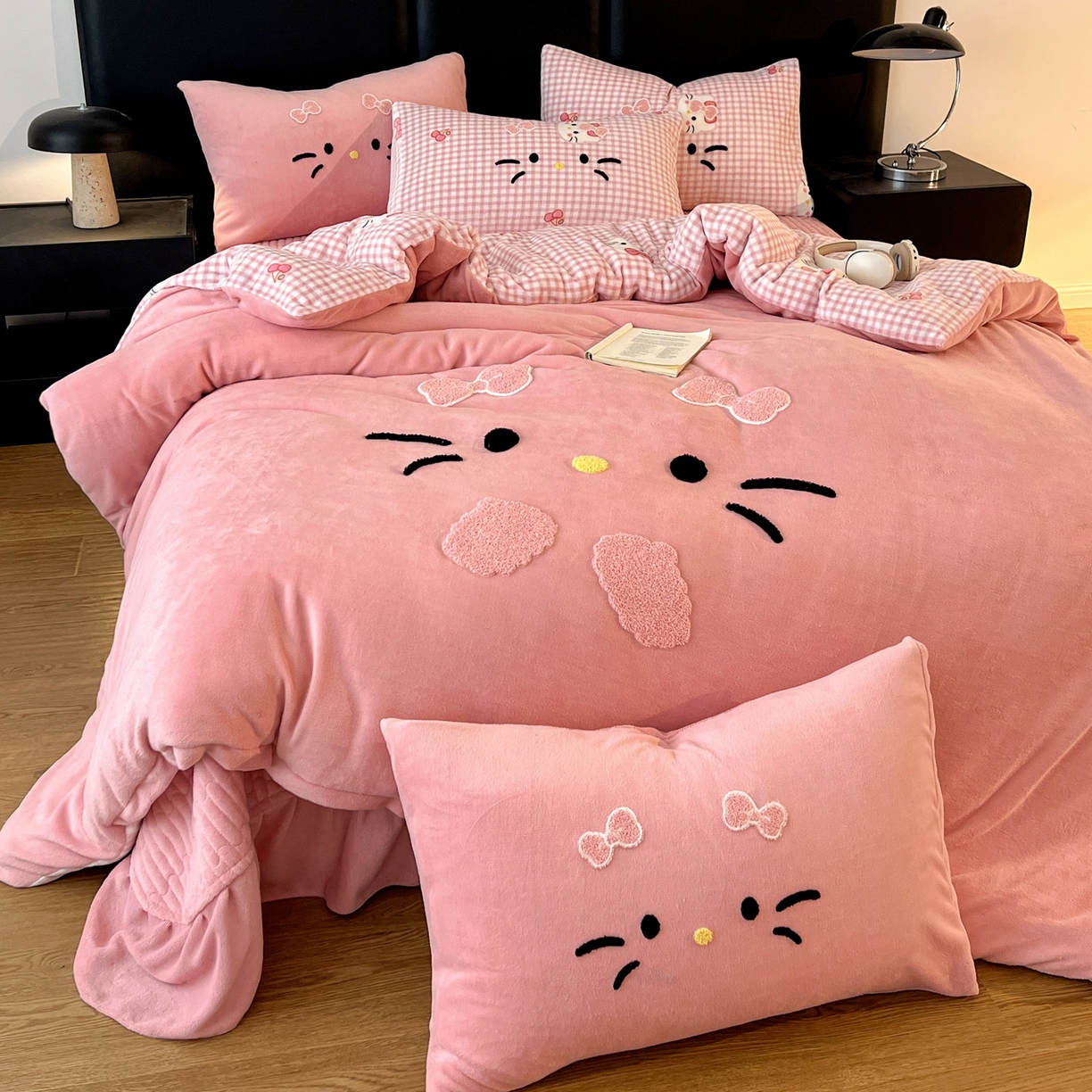 91家纺网 家纺一手货源 找家纺 富米莱（原臻工厂） 2025新款牛奶绒猫咪毛巾绣床盖床裙四件套 粉皮猫猫