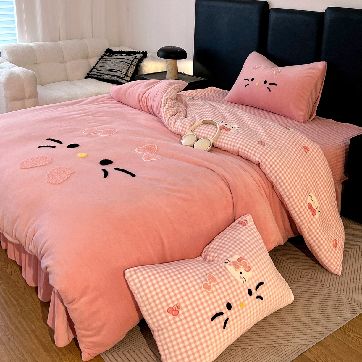91家纺网 家纺一手货源 找家纺 富米莱（原臻工厂） 2025新款牛奶绒猫咪毛巾绣床盖床裙四件套 粉皮猫猫