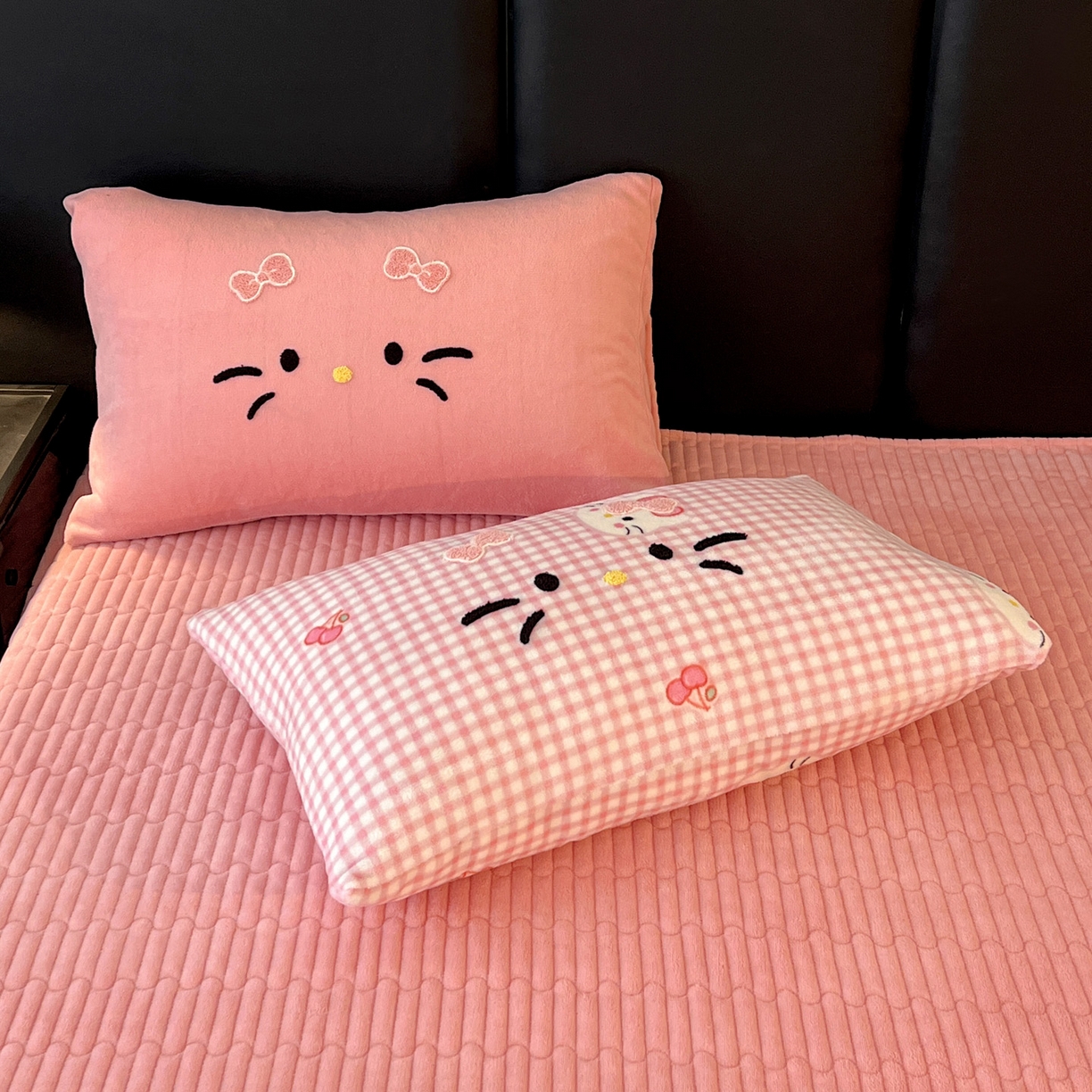 91家纺网 家纺一手货源 找家纺 富米莱（原臻工厂） 2025新款牛奶绒猫咪毛巾绣床盖床裙四件套 粉皮猫猫