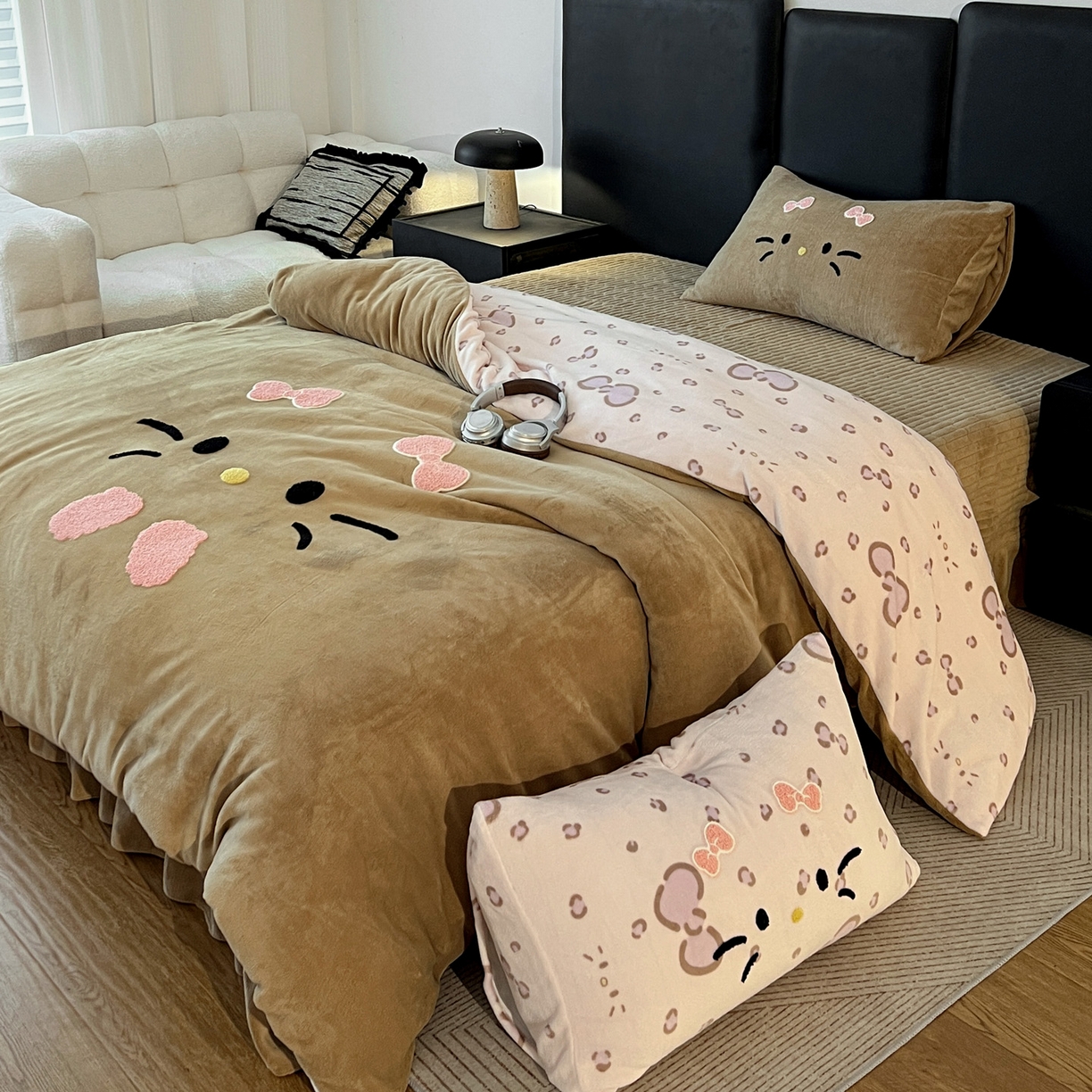 91家纺网 家纺一手货源 找家纺 富米莱（原臻工厂） 2025新款牛奶绒猫咪毛巾绣床盖床裙四件套 紫皮猫猫