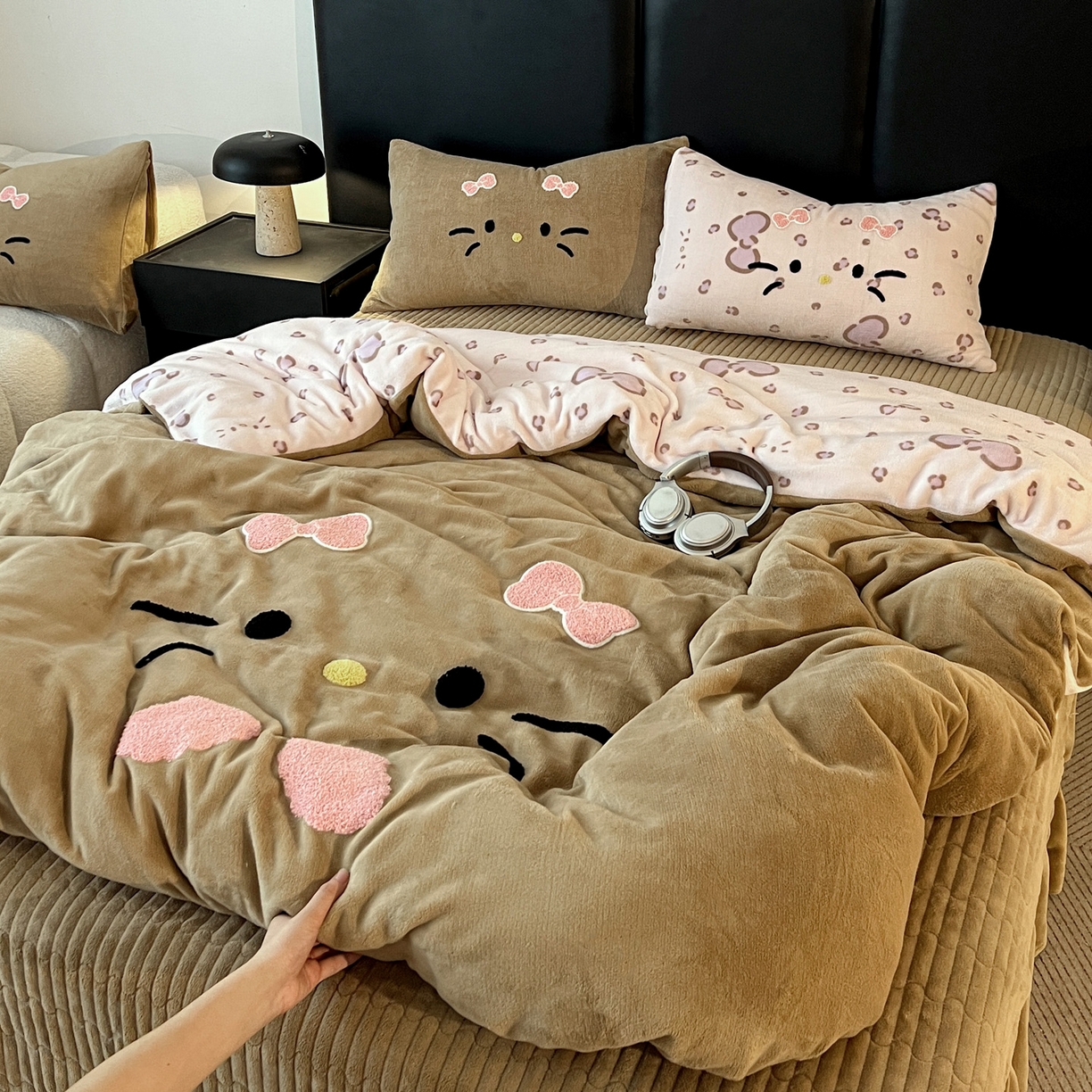 91家纺网 家纺一手货源 找家纺 富米莱（原臻工厂） 2025新款牛奶绒猫咪毛巾绣床盖床裙四件套 紫皮猫猫