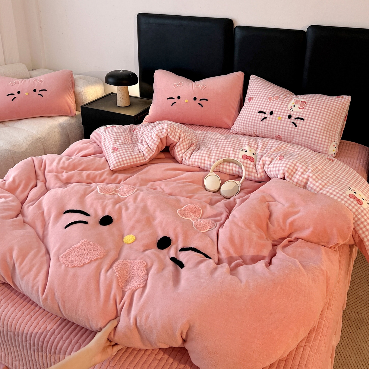 91家纺网 家纺一手货源 找家纺 富米莱（原臻工厂） 2025新款牛奶绒猫咪毛巾绣床盖床裙四件套 粉皮猫猫
