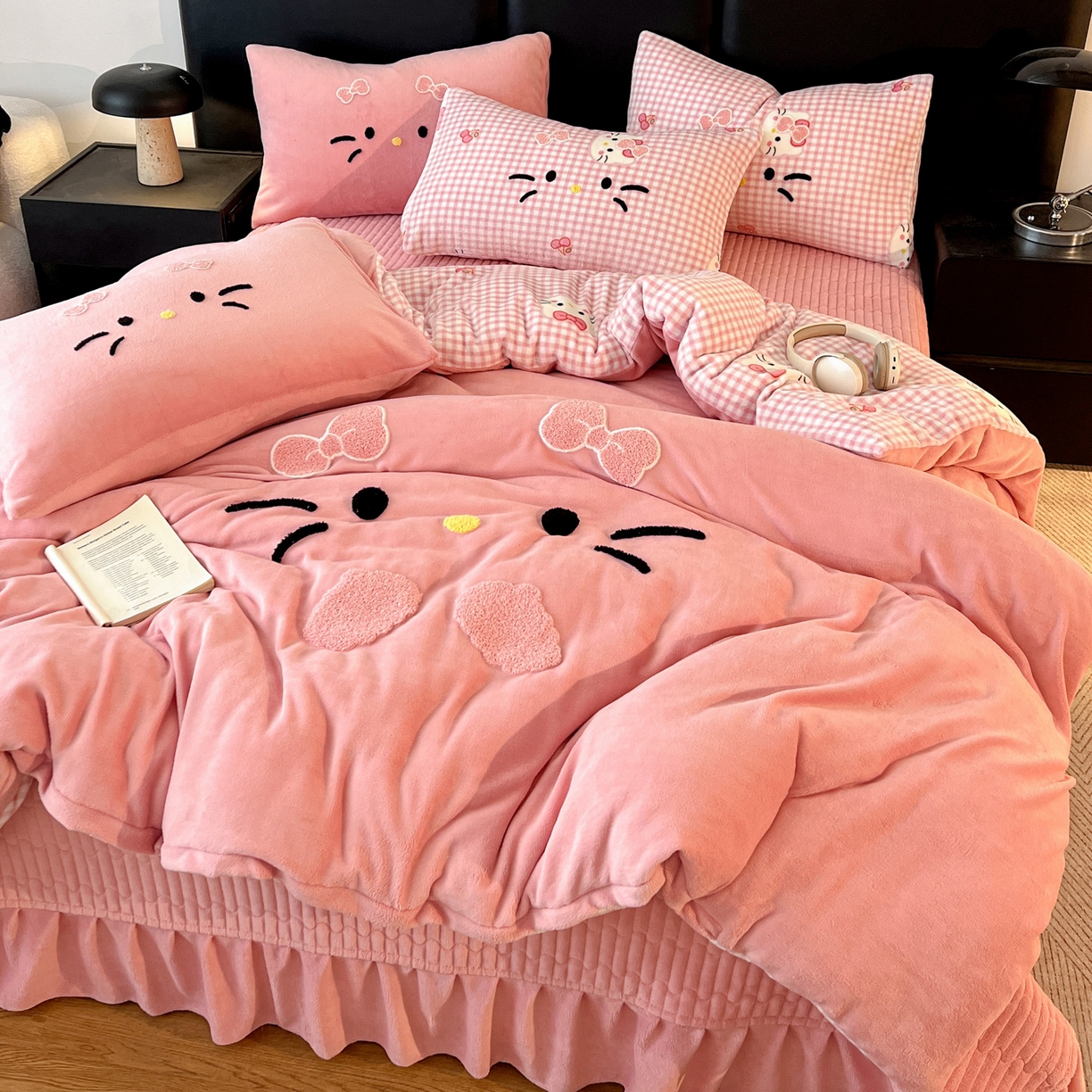 91家纺网 家纺一手货源 找家纺 富米莱（原臻工厂） 2025新款牛奶绒猫咪毛巾绣床盖床裙四件套 粉皮猫猫