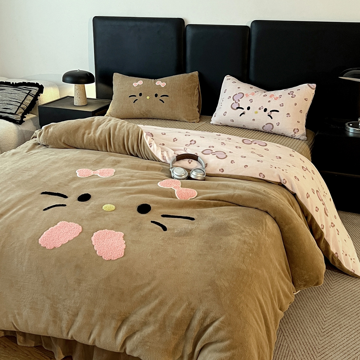 91家纺网 家纺一手货源 找家纺 富米莱（原臻工厂） 2025新款牛奶绒猫咪毛巾绣床盖床裙四件套 紫皮猫猫