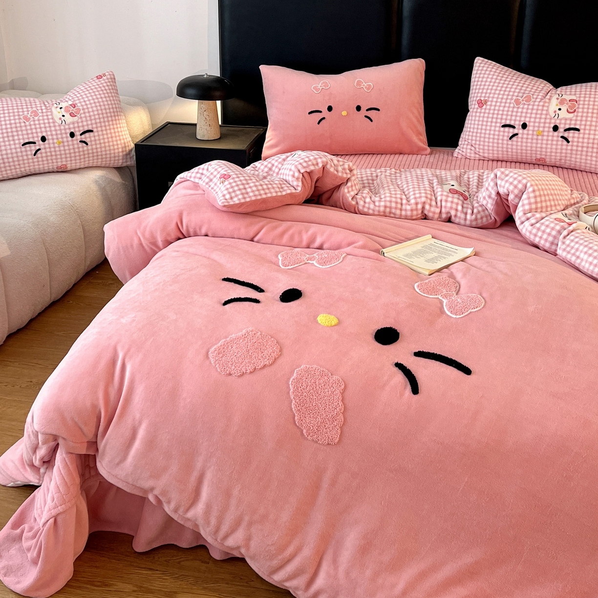 91家纺网 家纺一手货源 找家纺 富米莱（原臻工厂） 2025新款牛奶绒猫咪毛巾绣床盖床裙四件套 粉皮猫猫