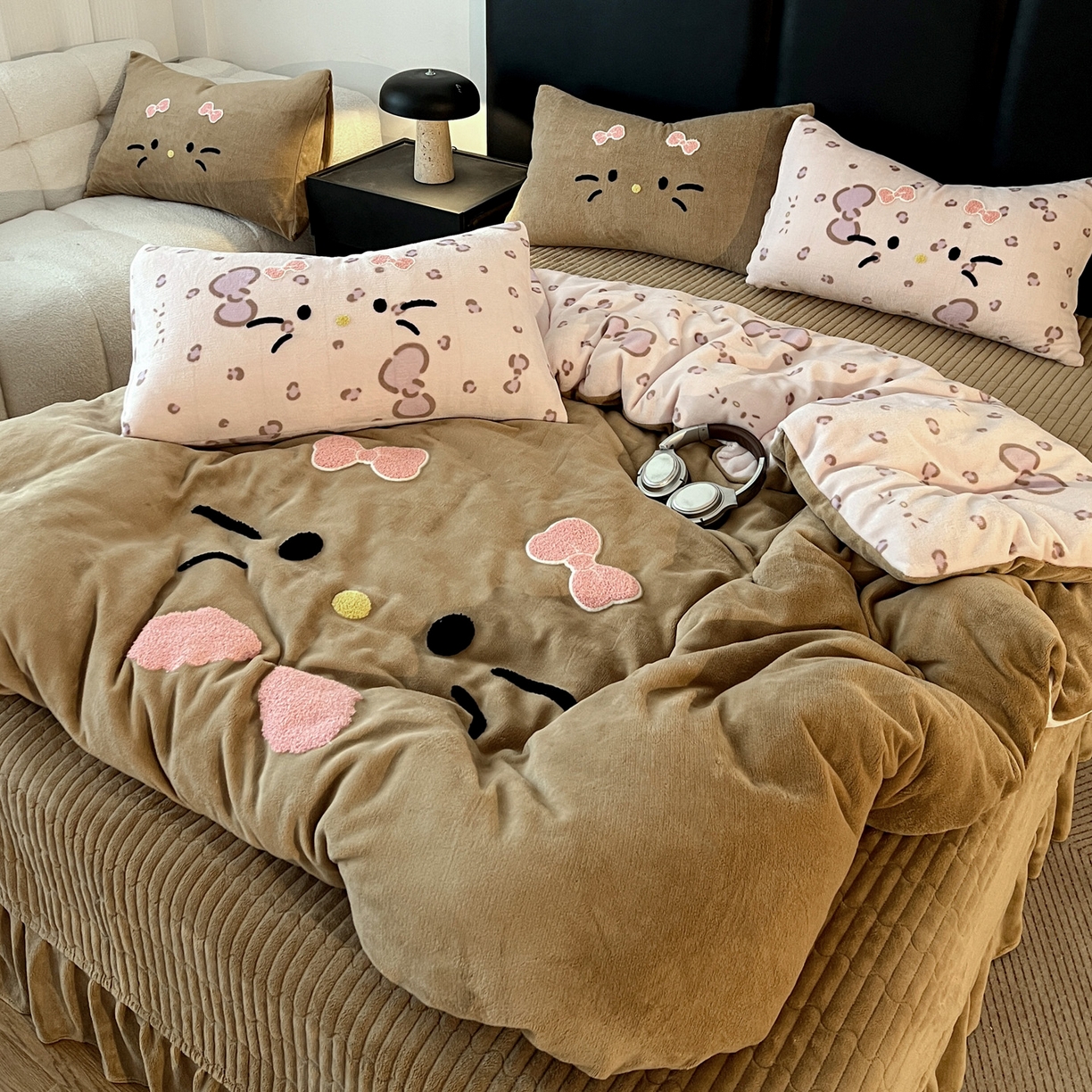 91家纺网 家纺一手货源 找家纺 富米莱（原臻工厂） 2025新款牛奶绒猫咪毛巾绣床盖床裙四件套 紫皮猫猫