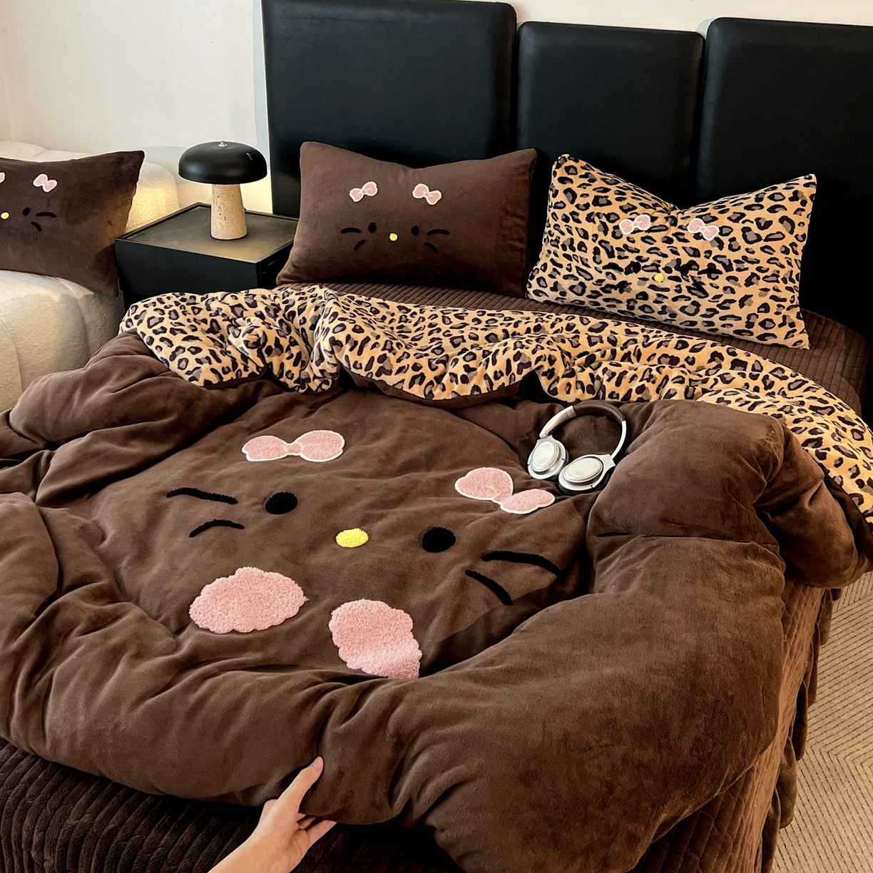 91家纺网 家纺一手货源 找家纺 富米莱（原臻工厂） 2025新款牛奶绒猫咪毛巾绣床盖床裙四件套 黑皮猫猫