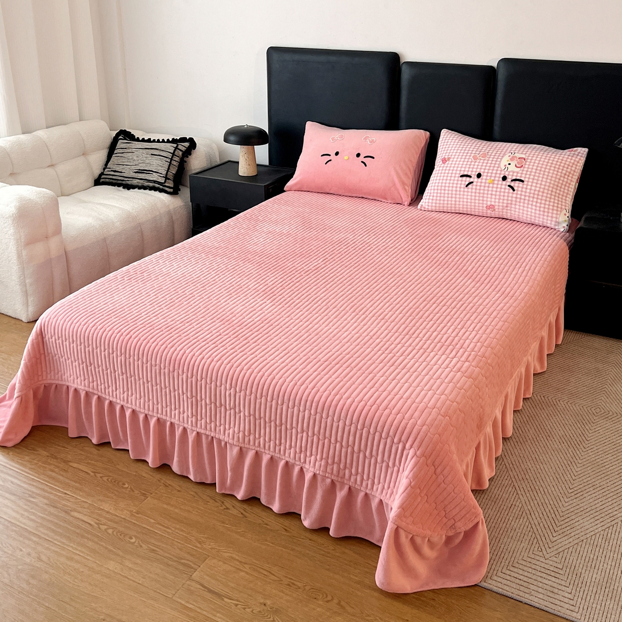 91家纺网 家纺一手货源 找家纺 富米莱（原臻工厂） 2025新款牛奶绒猫咪毛巾绣床盖床裙四件套 粉皮猫猫