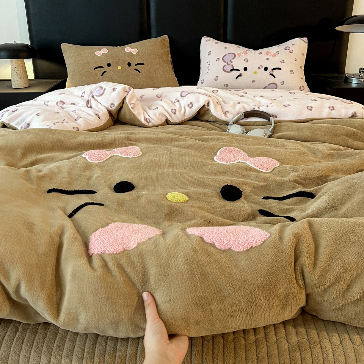 91家纺网 家纺一手货源 找家纺 富米莱（原臻工厂） 2025新款牛奶绒猫咪毛巾绣床盖床裙四件套 紫皮猫猫