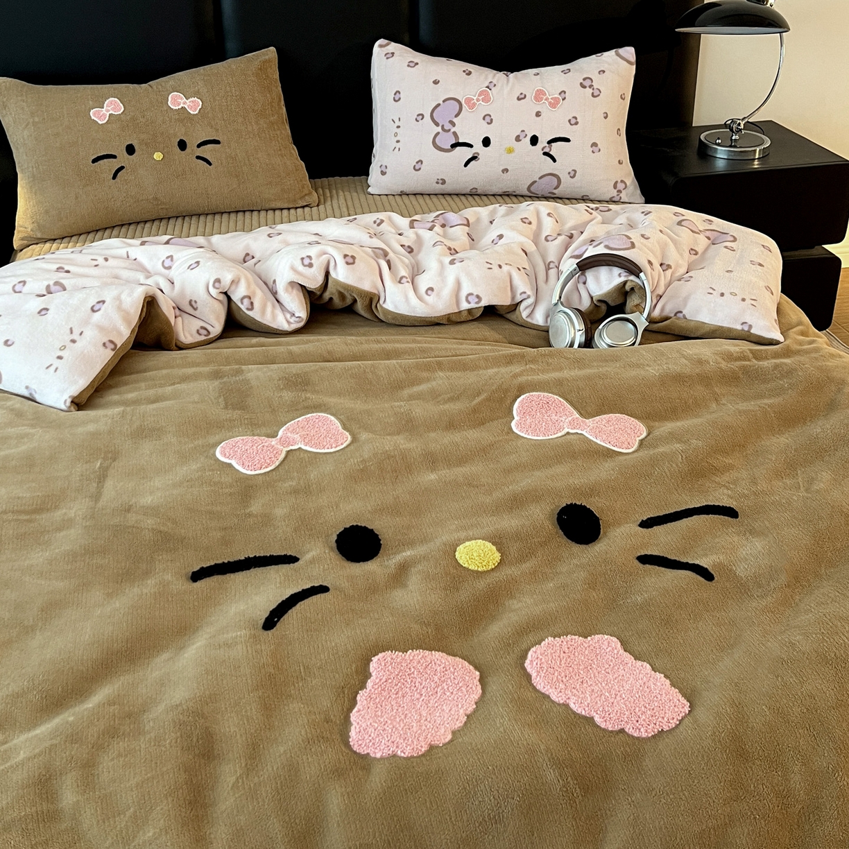 91家纺网 家纺一手货源 找家纺 富米莱（原臻工厂） 2025新款牛奶绒猫咪毛巾绣床盖床裙四件套 紫皮猫猫