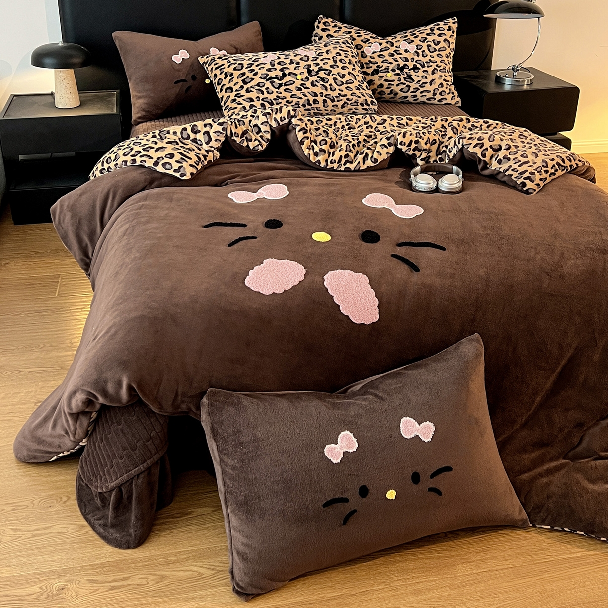 91家纺网 家纺一手货源 找家纺 富米莱（原臻工厂） 2025新款牛奶绒猫咪毛巾绣床盖床裙四件套 黑皮猫猫