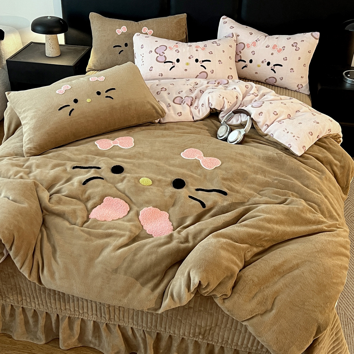 91家纺网 家纺一手货源 找家纺 富米莱（原臻工厂） 2025新款牛奶绒猫咪毛巾绣床盖床裙四件套 紫皮猫猫