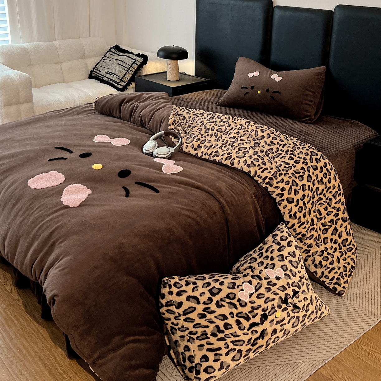 91家纺网 家纺一手货源 找家纺 富米莱（原臻工厂） 2025新款牛奶绒猫咪毛巾绣床盖床裙四件套 黑皮猫猫