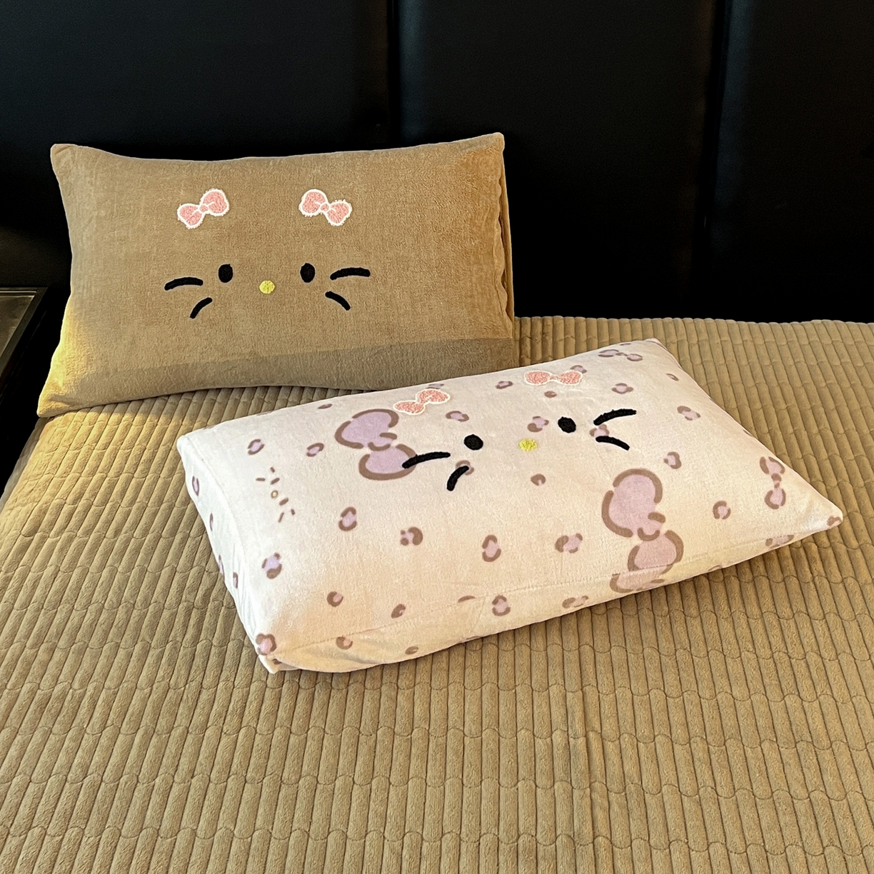 91家纺网 家纺一手货源 找家纺 富米莱（原臻工厂） 2025新款牛奶绒猫咪毛巾绣床盖床裙四件套 紫皮猫猫