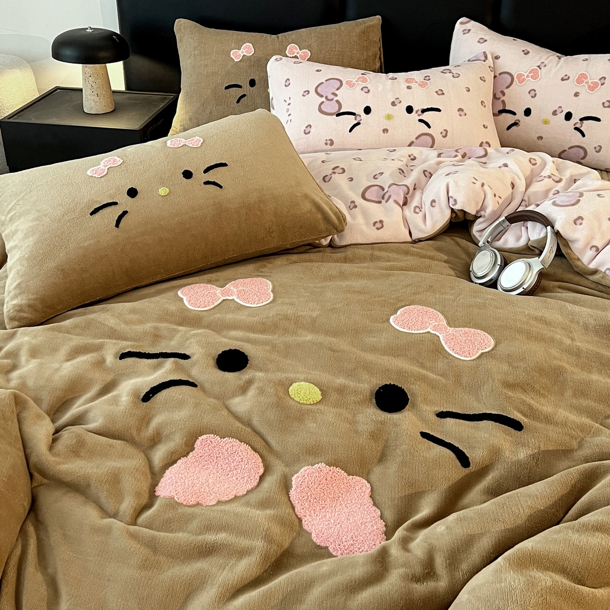 91家纺网 家纺一手货源 找家纺 富米莱（原臻工厂） 2025新款牛奶绒猫咪毛巾绣床盖床裙四件套 紫皮猫猫