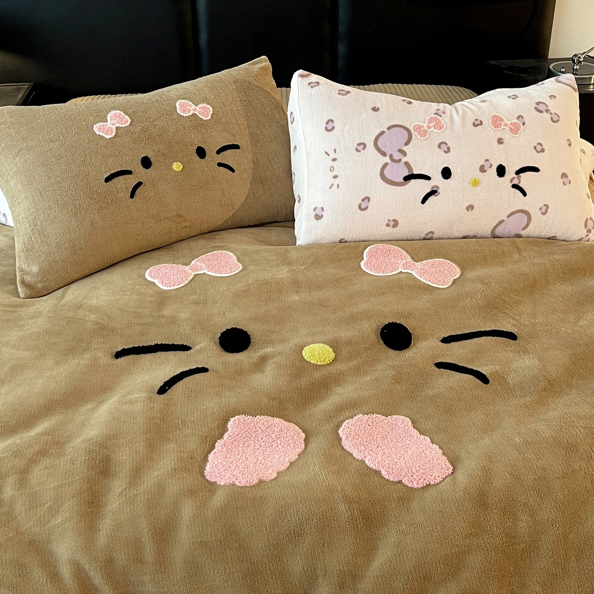 91家纺网 家纺一手货源 找家纺 富米莱（原臻工厂） 2025新款牛奶绒猫咪毛巾绣床盖床裙四件套 紫皮猫猫