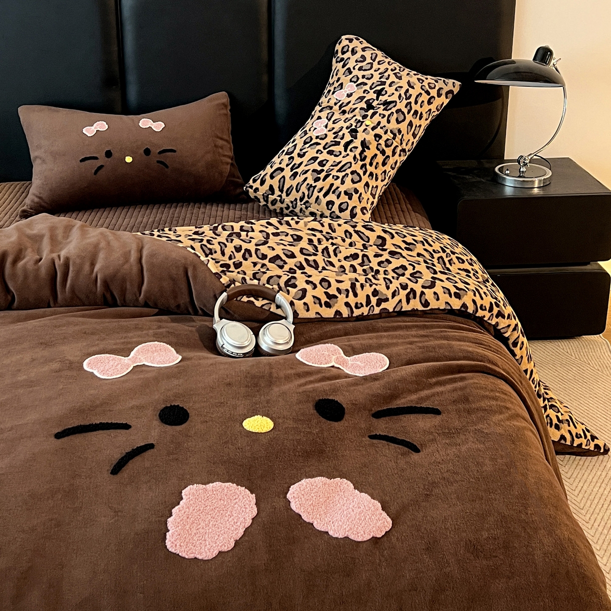 91家纺网 家纺一手货源 找家纺 富米莱（原臻工厂） 2025新款牛奶绒猫咪毛巾绣床盖床裙四件套 黑皮猫猫