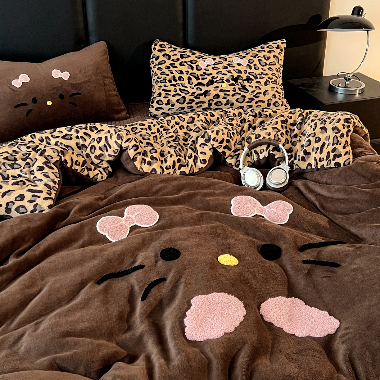 91家纺网 家纺一手货源 找家纺 富米莱（原臻工厂） 2025新款牛奶绒猫咪毛巾绣床盖床裙四件套 黑皮猫猫