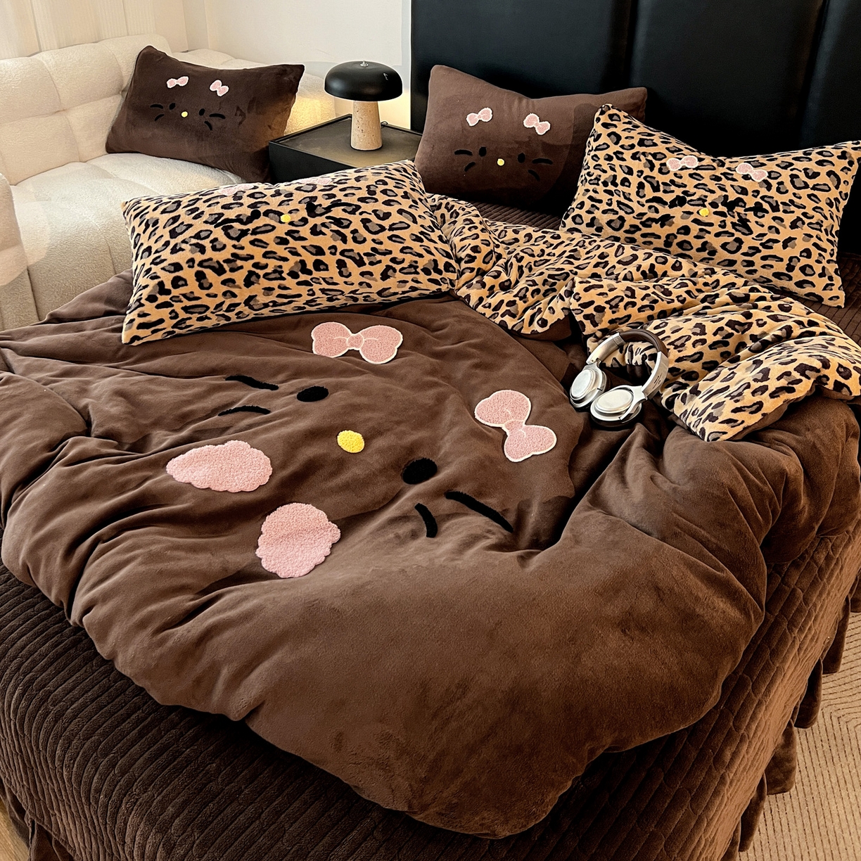 91家纺网 家纺一手货源 找家纺 富米莱（原臻工厂） 2025新款牛奶绒猫咪毛巾绣床盖床裙四件套 黑皮猫猫