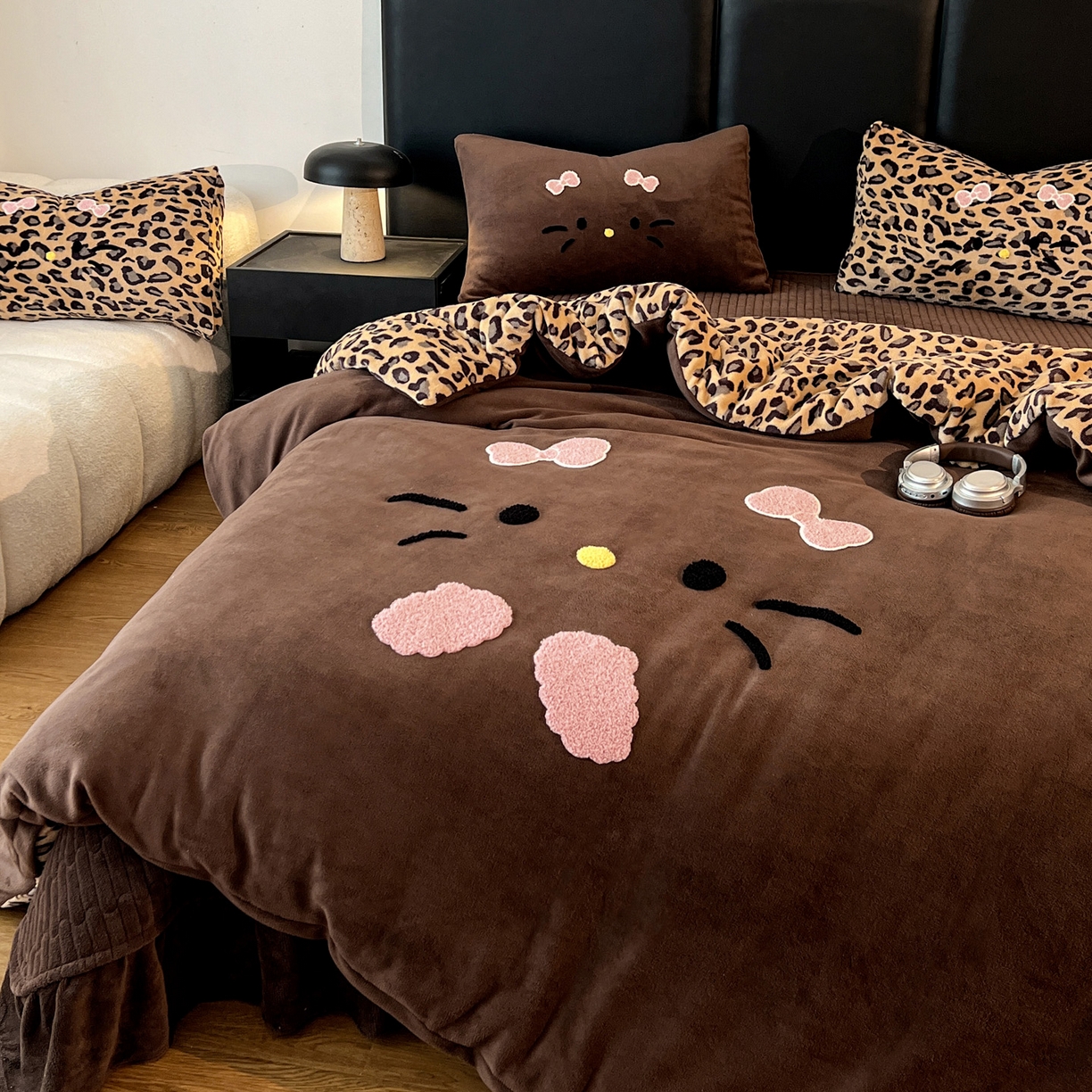 91家纺网 家纺一手货源 找家纺 富米莱（原臻工厂） 2025新款牛奶绒猫咪毛巾绣床盖床裙四件套 黑皮猫猫