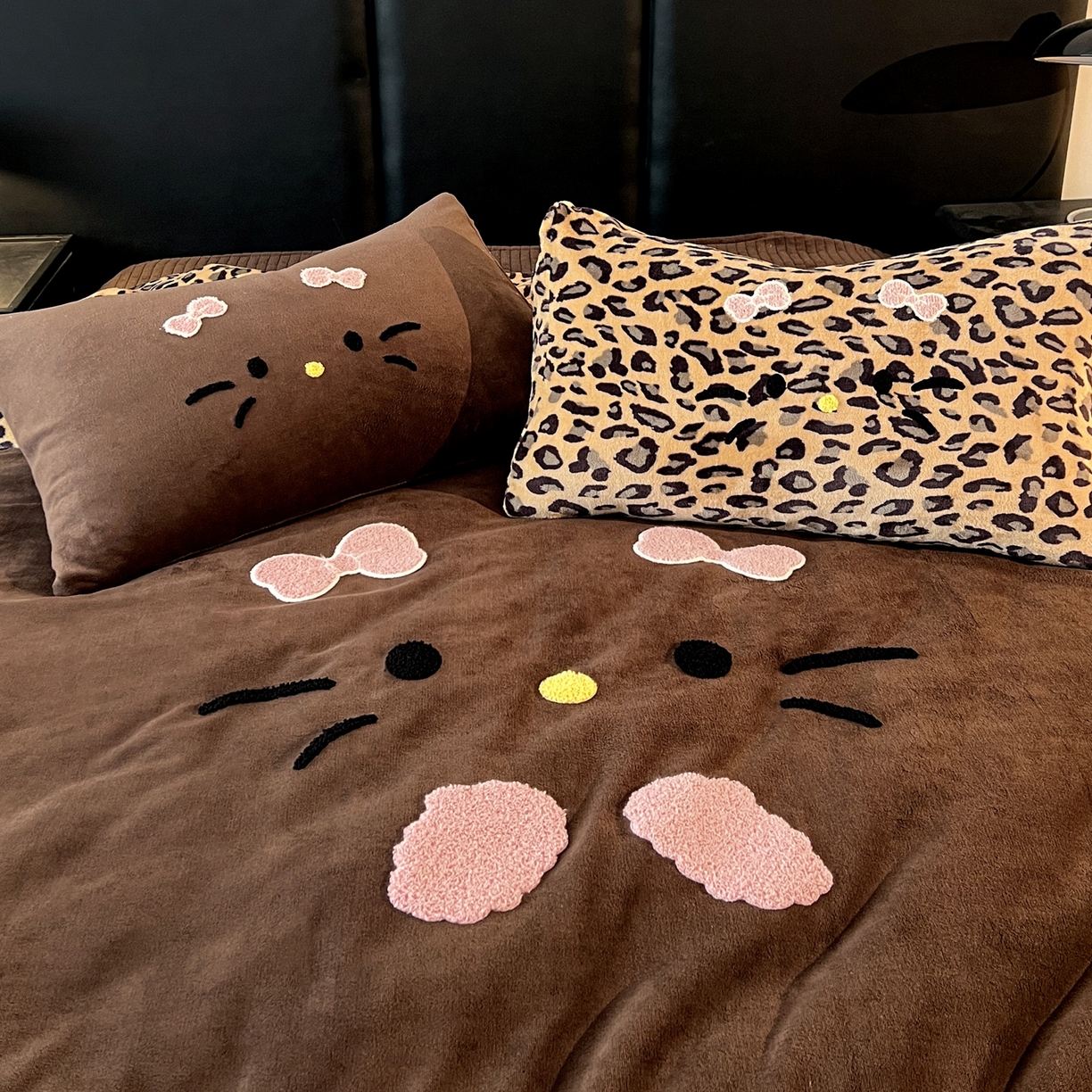 91家纺网 家纺一手货源 找家纺 富米莱（原臻工厂） 2025新款牛奶绒猫咪毛巾绣床盖床裙四件套 黑皮猫猫