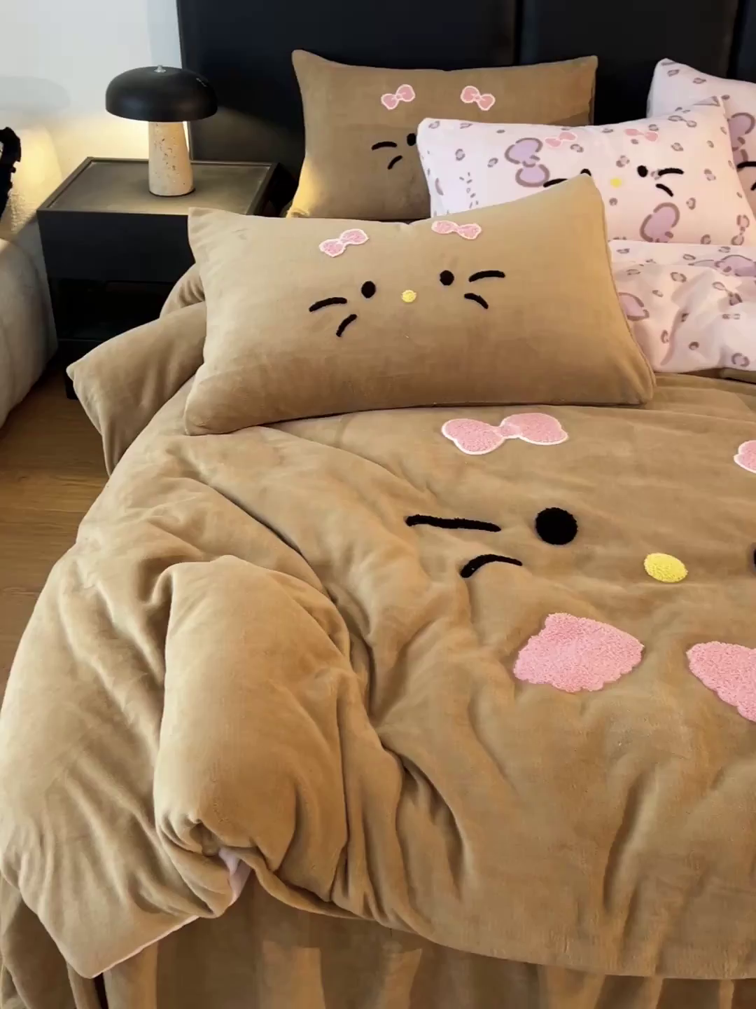 91家纺网 家纺一手货源 找家纺 富米莱（原臻工厂） 2025新款牛奶绒猫咪毛巾绣床盖床裙四件套 紫皮猫猫