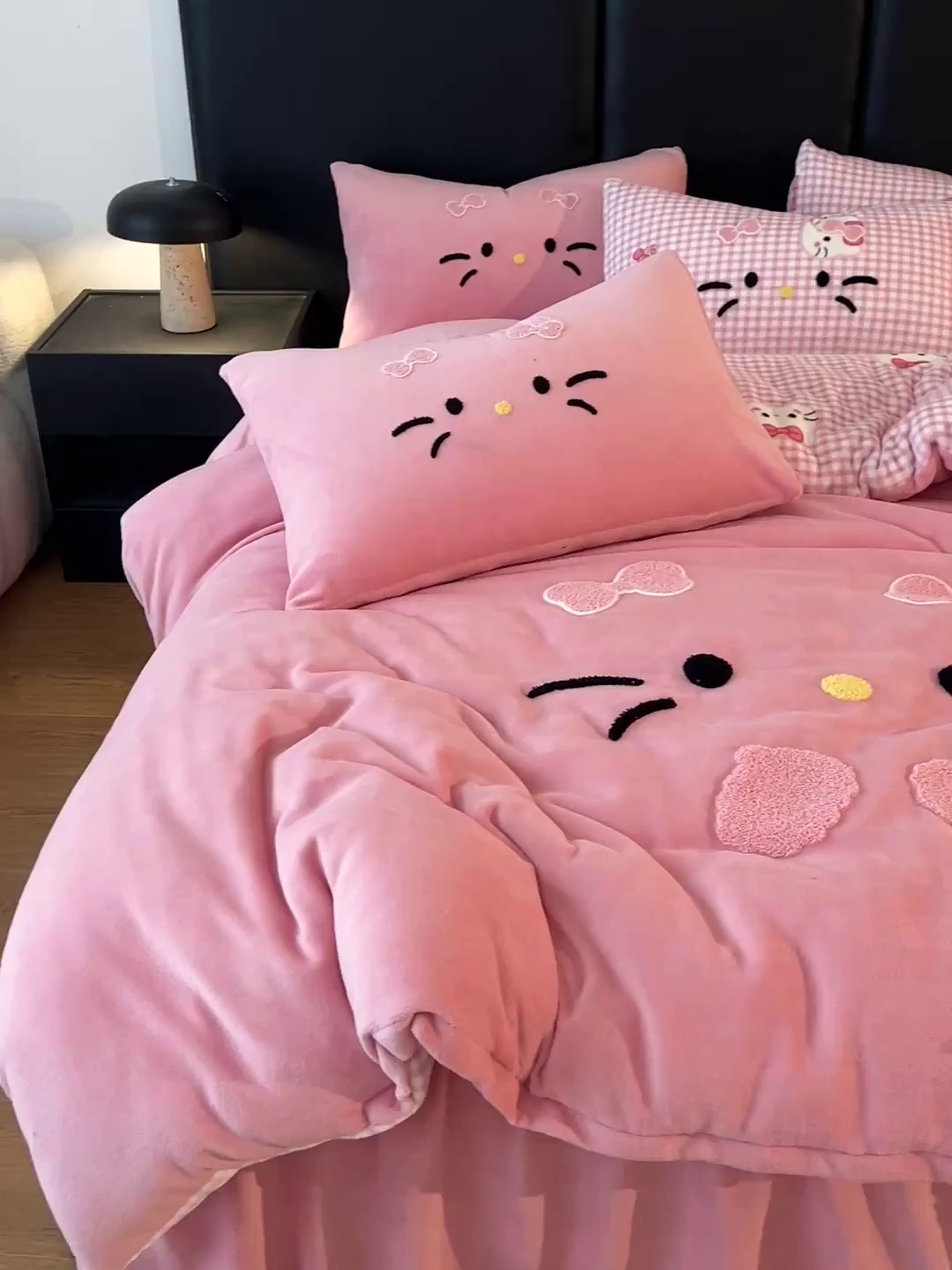 91家纺网 家纺一手货源 找家纺 （总）富米莱（原臻工厂） 2025新款牛奶绒猫咪毛巾绣床盖床裙四件套