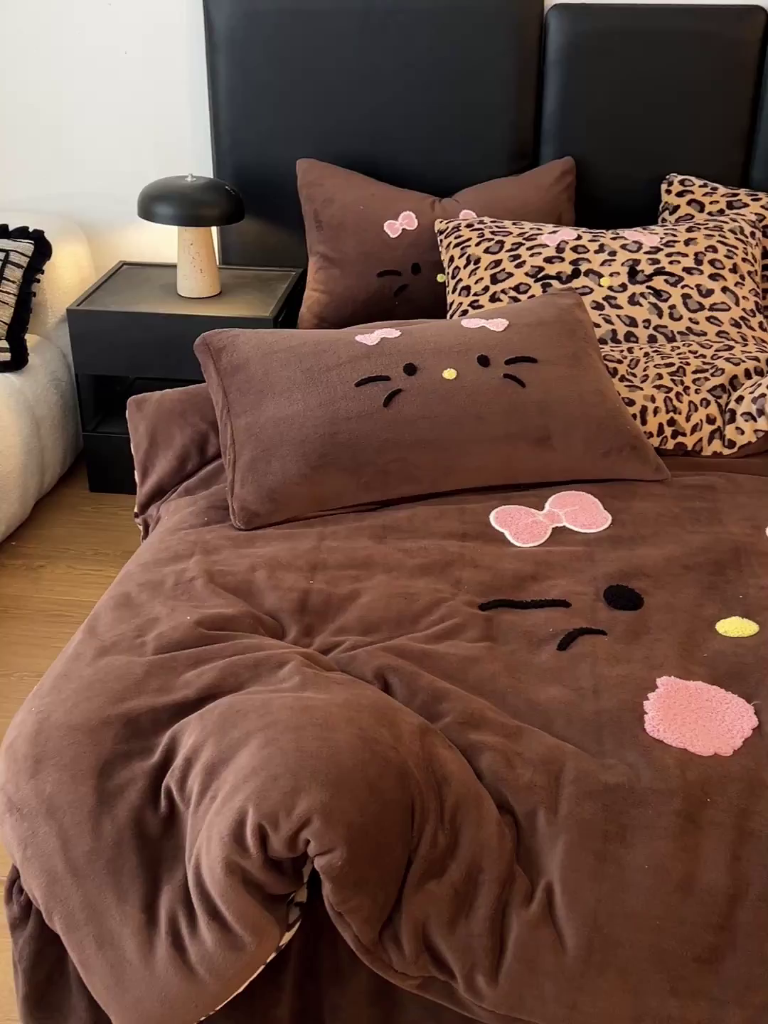 91家纺网 家纺一手货源 找家纺 富米莱（原臻工厂） 2025新款牛奶绒猫咪毛巾绣床盖床裙四件套 黑皮猫猫