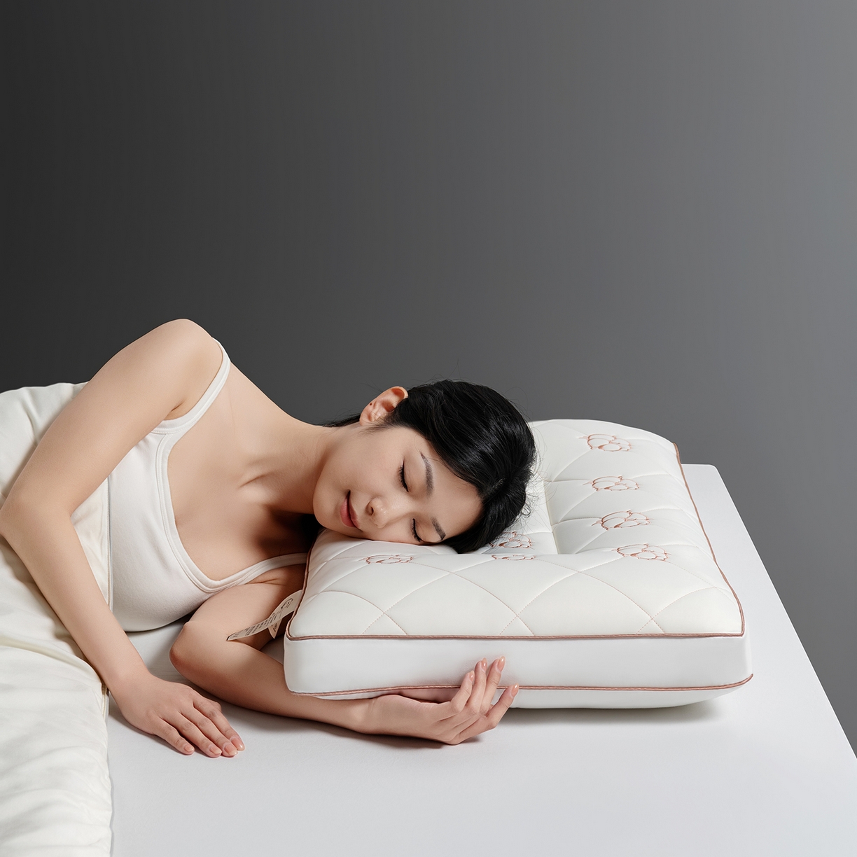 91家纺网 家纺一手货源 找家纺 小米枕芯 2025新款棉花刺绣枕枕头枕芯 棉花刺绣枕-立体吊带中枕