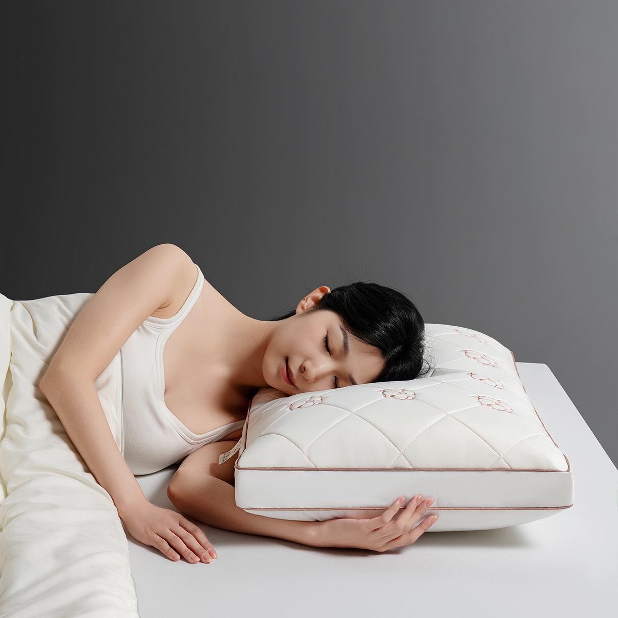 91家纺网 家纺一手货源 找家纺 小米枕芯 2025新款棉花刺绣枕枕头枕芯 棉花刺绣枕-立体高枕护颈