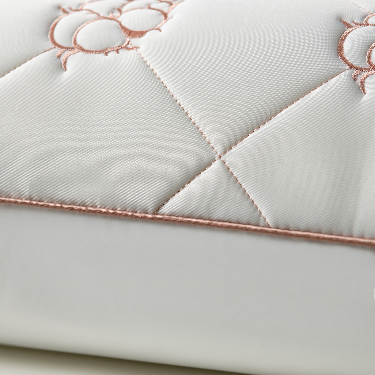 91家纺网 家纺一手货源 找家纺 小米枕芯 2025新款棉花刺绣枕枕头枕芯 棉花刺绣枕-单边低枕