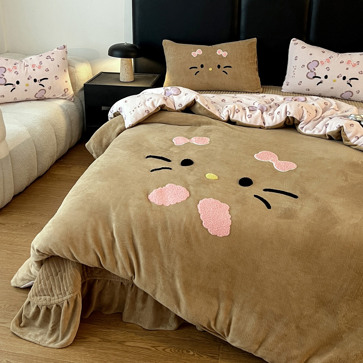 91家纺网 家纺一手货源 找家纺 富米莱（原臻工厂） 2025新款牛奶绒猫咪毛巾绣床盖床裙四件套 紫皮猫猫