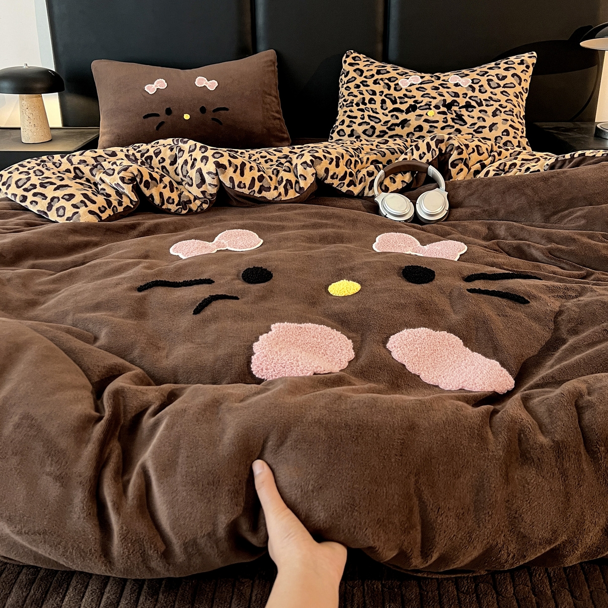 91家纺网 家纺一手货源 找家纺 富米莱（原臻工厂） 2025新款牛奶绒猫咪毛巾绣床盖床裙四件套 黑皮猫猫