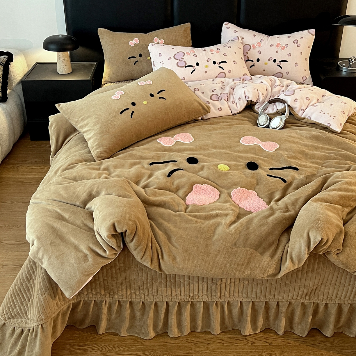 91家纺网 家纺一手货源 找家纺 富米莱（原臻工厂） 2025新款牛奶绒猫咪毛巾绣床盖床裙四件套 紫皮猫猫