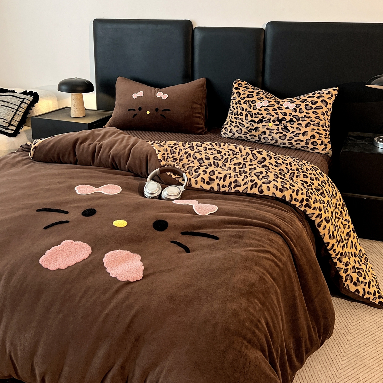 91家纺网 家纺一手货源 找家纺 富米莱（原臻工厂） 2025新款牛奶绒猫咪毛巾绣床盖床裙四件套 黑皮猫猫