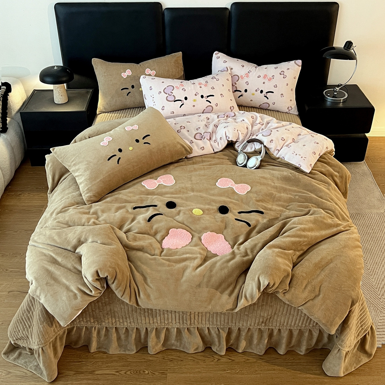 91家纺网 家纺一手货源 找家纺 富米莱（原臻工厂） 2025新款牛奶绒猫咪毛巾绣床盖床裙四件套 紫皮猫猫