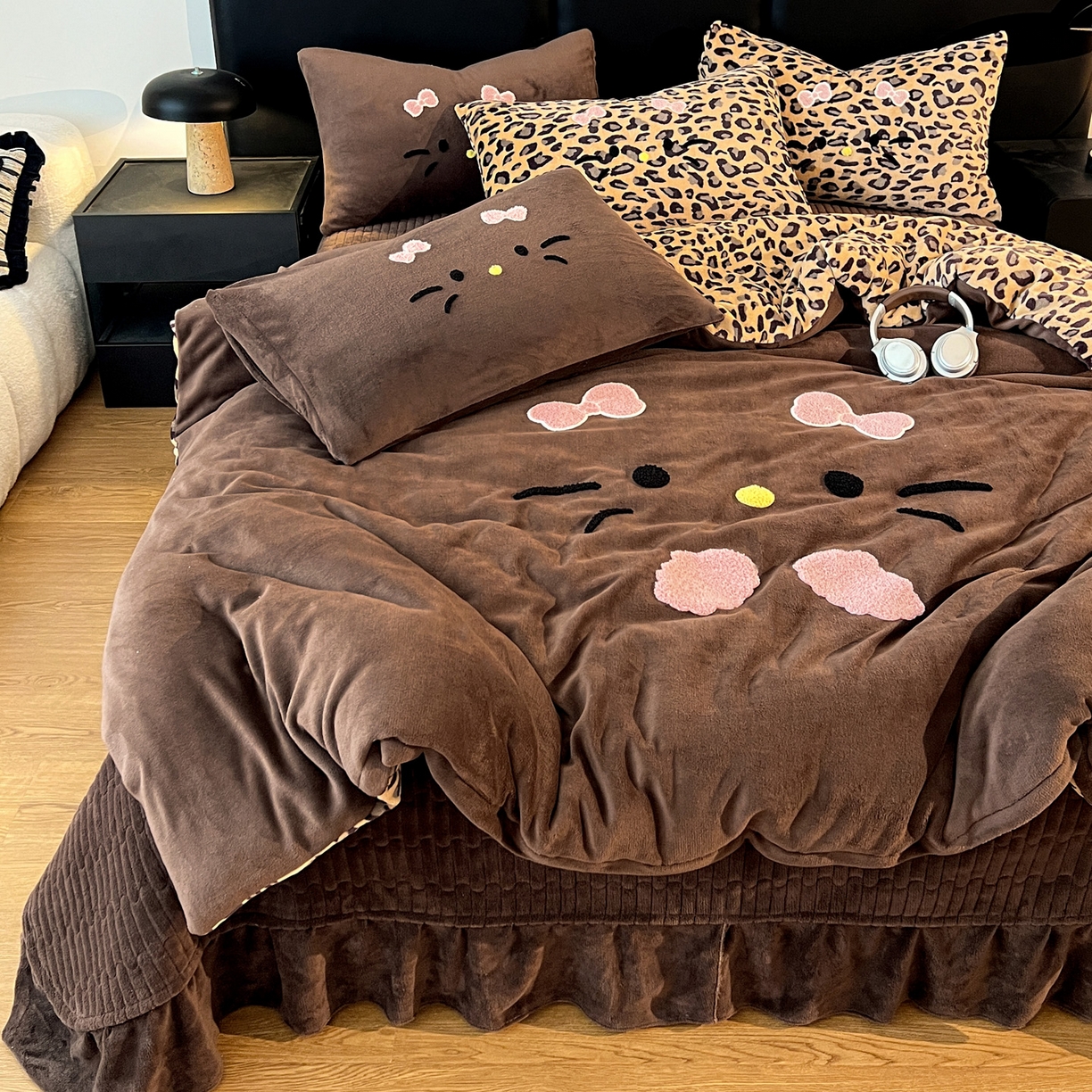 91家纺网 家纺一手货源 找家纺 富米莱（原臻工厂） 2025新款牛奶绒猫咪毛巾绣床盖床裙四件套 黑皮猫猫
