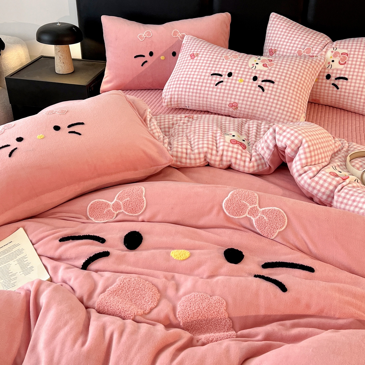 91家纺网 家纺一手货源 找家纺 富米莱（原臻工厂） 2025新款牛奶绒猫咪毛巾绣床盖床裙四件套 粉皮猫猫
