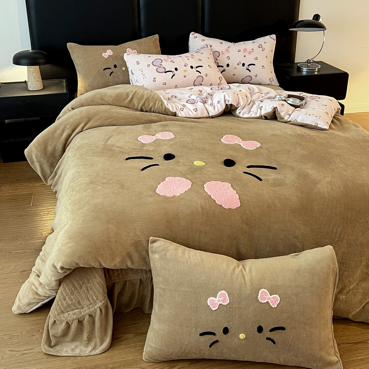 91家纺网 家纺一手货源 找家纺 富米莱（原臻工厂） 2025新款牛奶绒猫咪毛巾绣床盖床裙四件套 紫皮猫猫