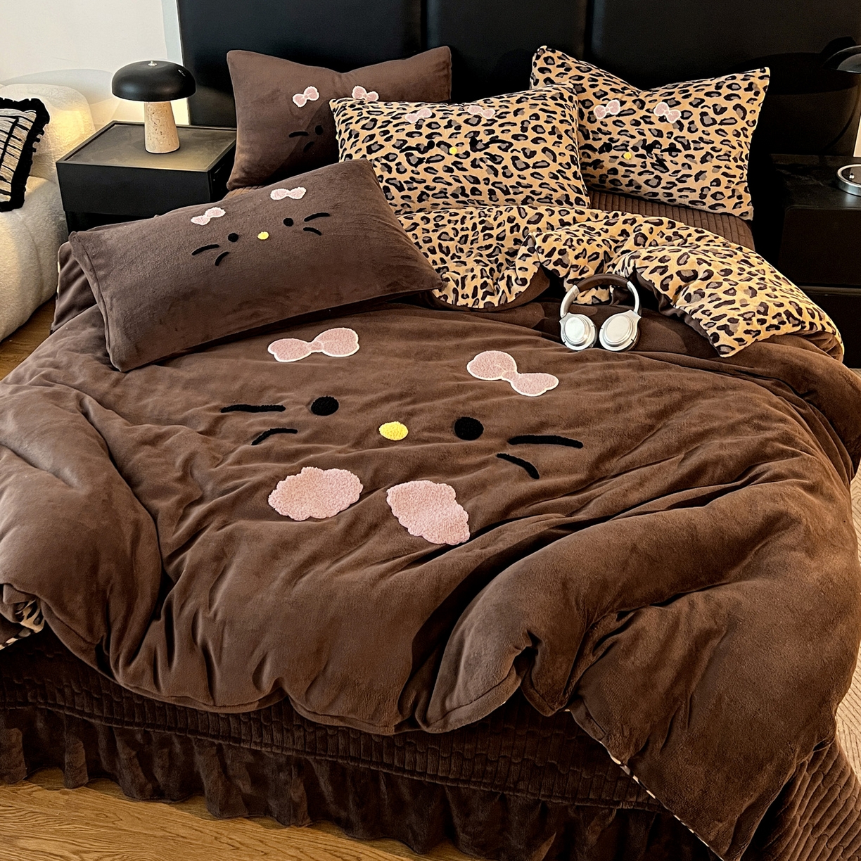 91家纺网 家纺一手货源 找家纺 富米莱（原臻工厂） 2025新款牛奶绒猫咪毛巾绣床盖床裙四件套 黑皮猫猫