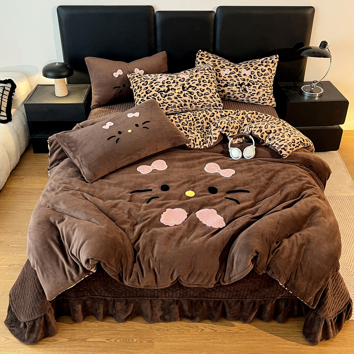 91家纺网 家纺一手货源 找家纺 富米莱（原臻工厂） 2025新款牛奶绒猫咪毛巾绣床盖床裙四件套 黑皮猫猫