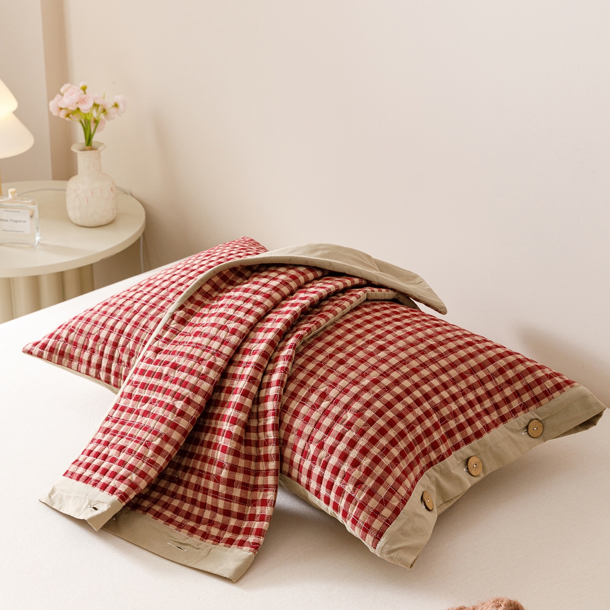 91家纺网 家纺一手货源 找家纺 爱港家纺 2025新款全棉色织水洗加厚绗缝夹棉防头油双面枕头套单品枕套单件枕套 格温特红