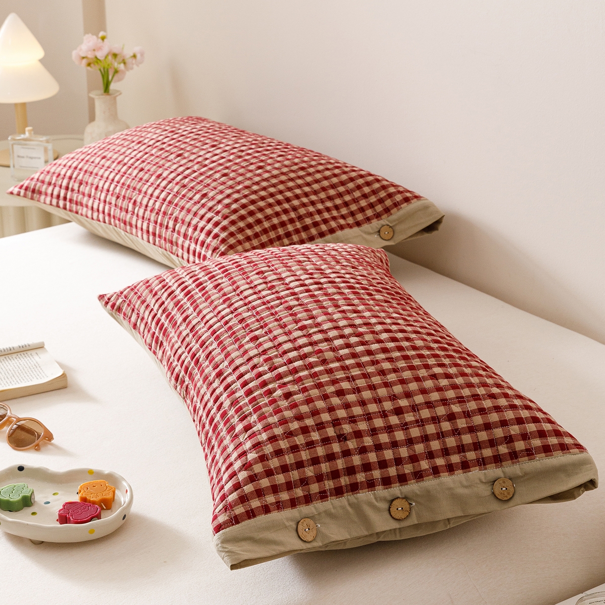 91家纺网 家纺一手货源 找家纺 爱港家纺 2025新款全棉色织水洗加厚绗缝夹棉防头油双面枕头套单品枕套单件枕套 格温特红